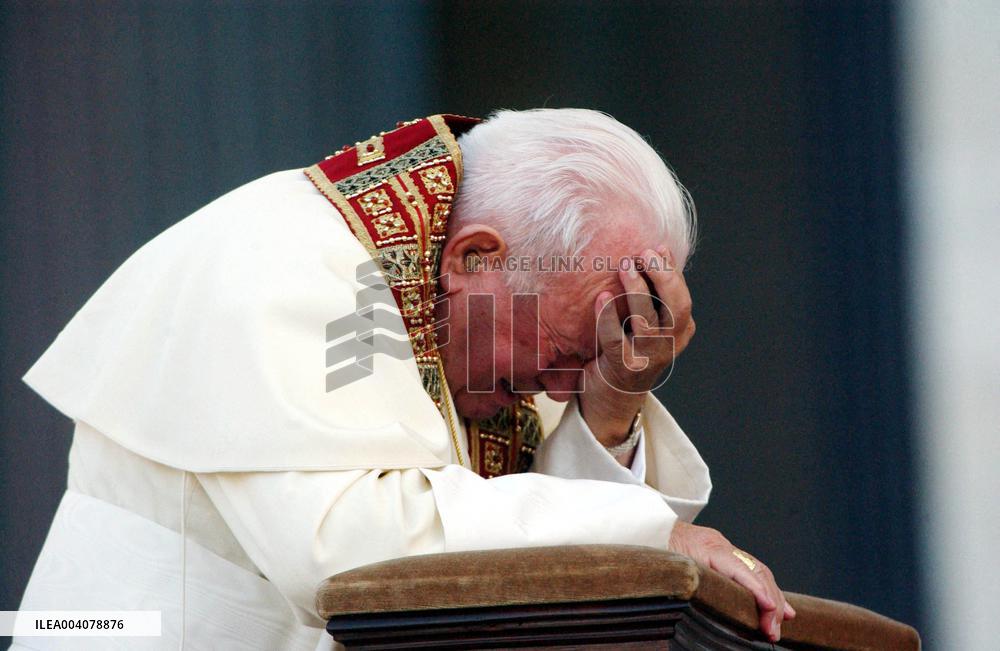 File - Pope Jean Paul II