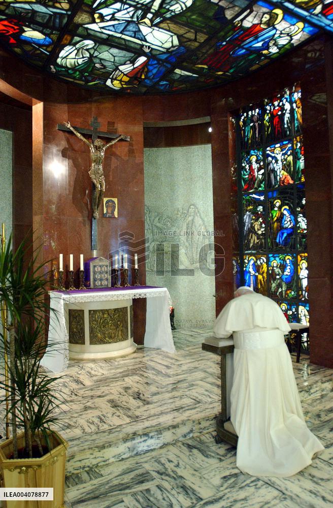 File - Pope Jean Paul II