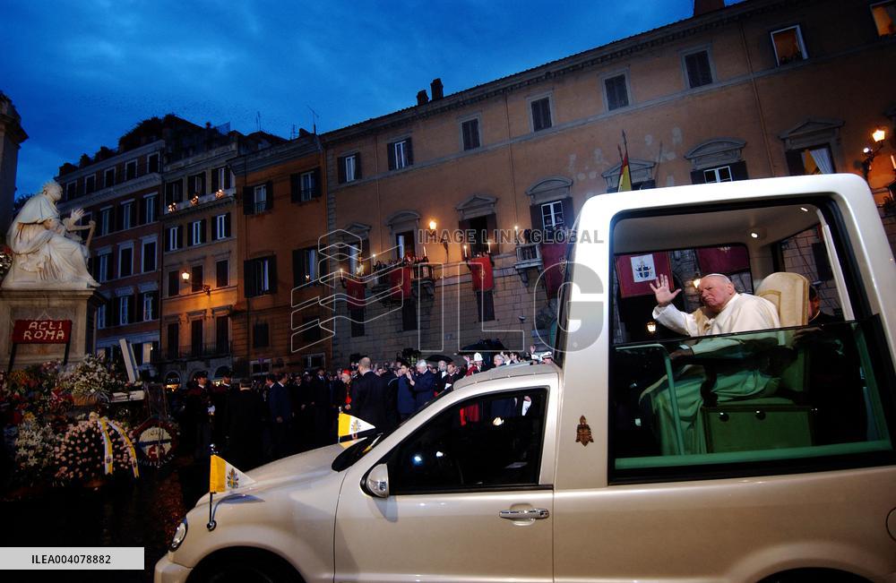 File - Pope Jean Paul II