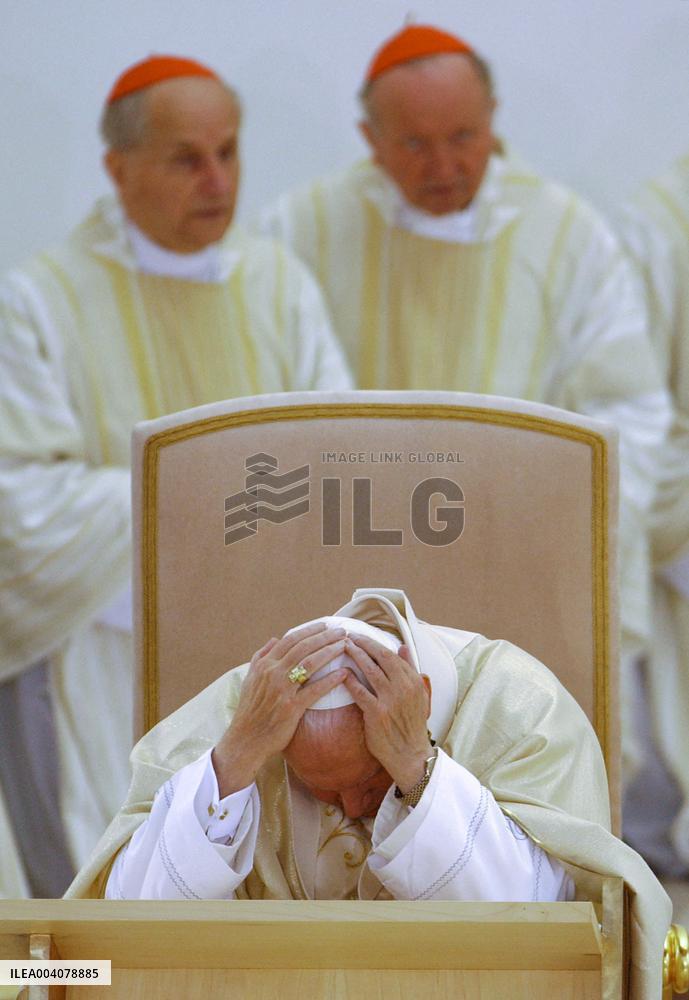 File - Pope Jean Paul II