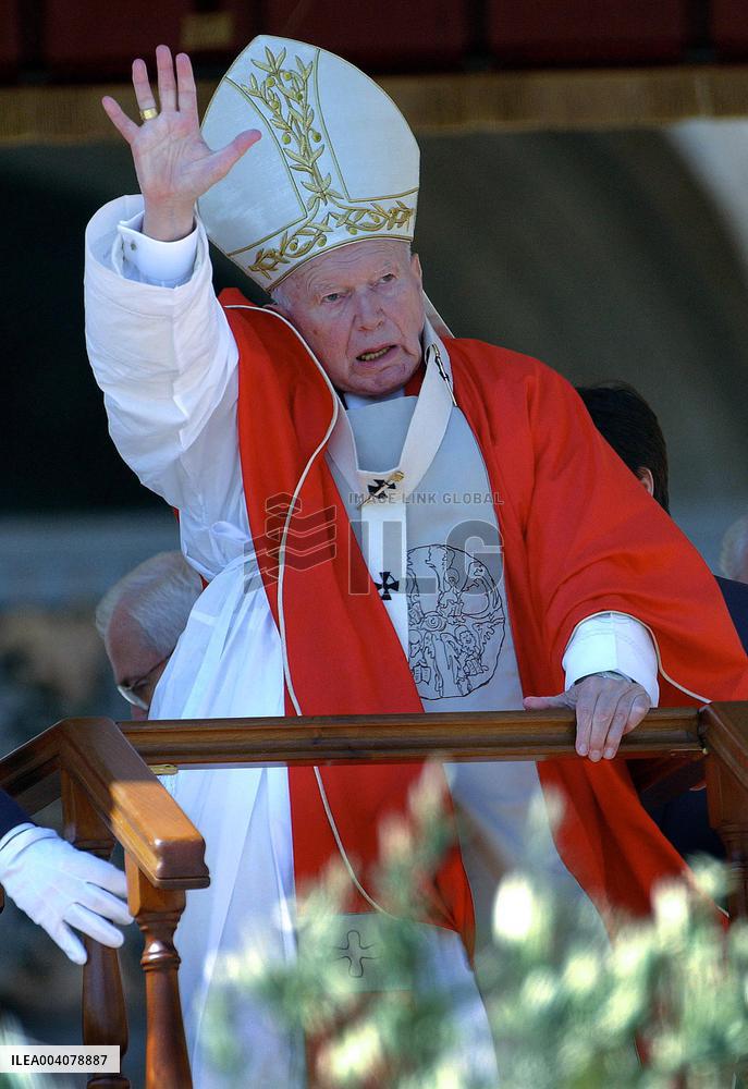 File - Pope Jean Paul II