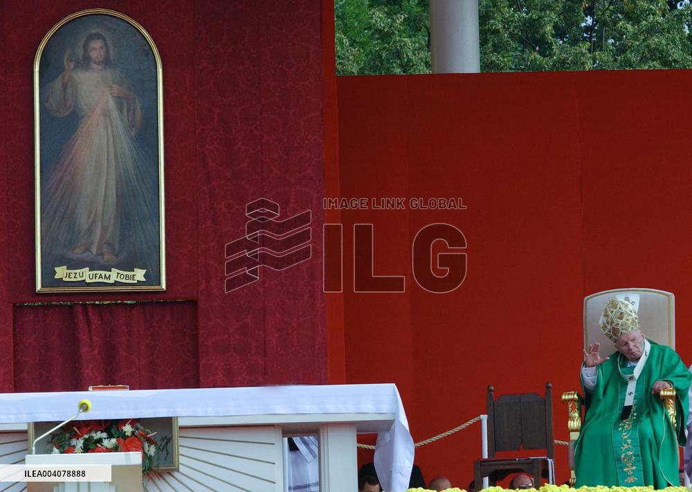 File - Pope Jean Paul II
