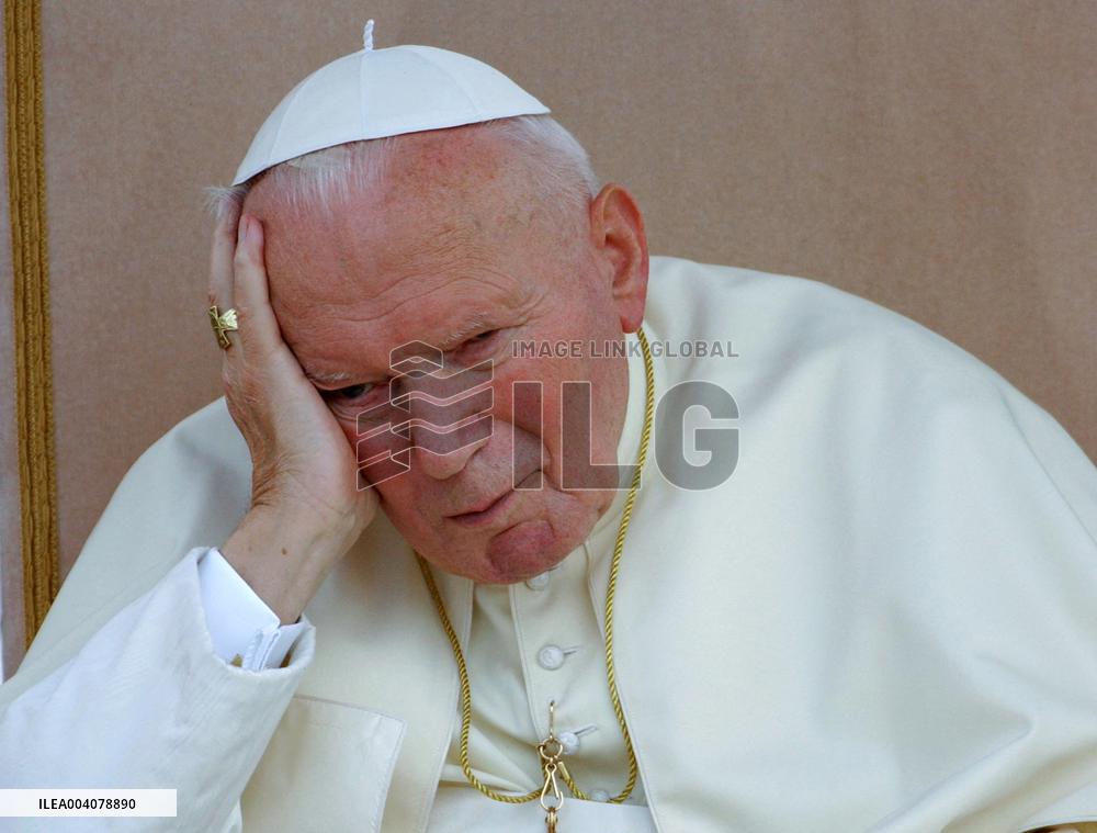 File - Pope Jean Paul II