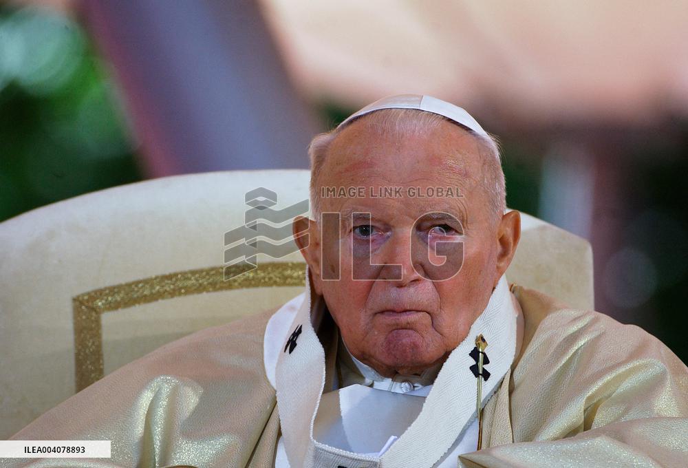 File - Pope Jean Paul II