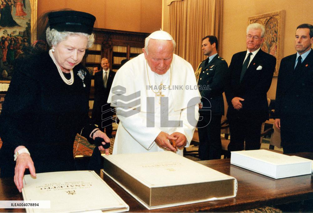 File - Pope Jean Paul II
