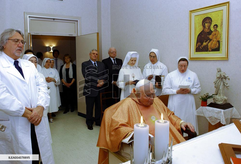 File - Pope Jean Paul II