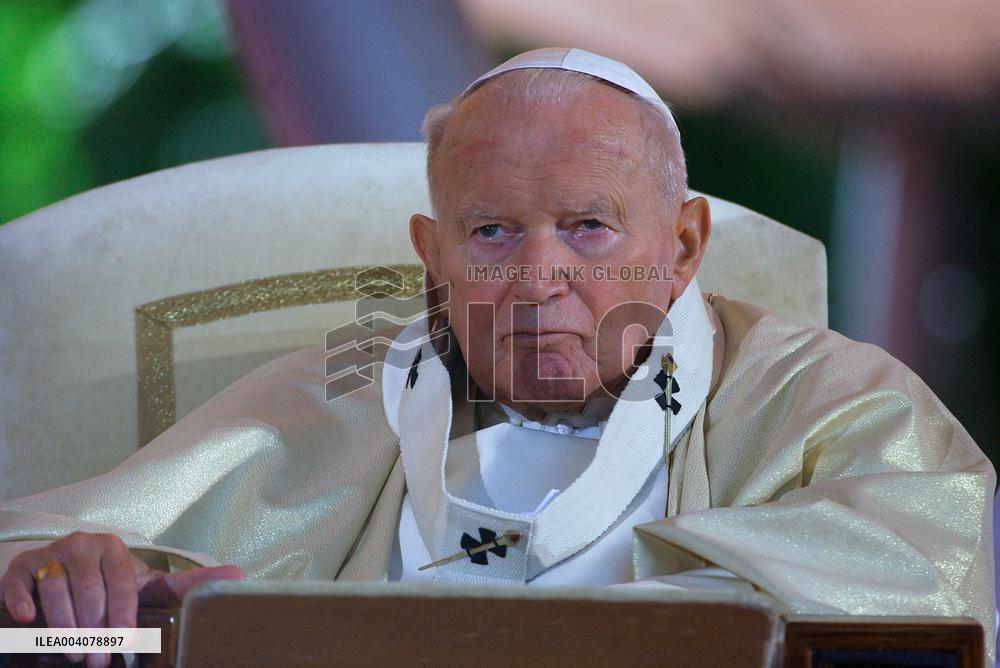 File - Pope Jean Paul II