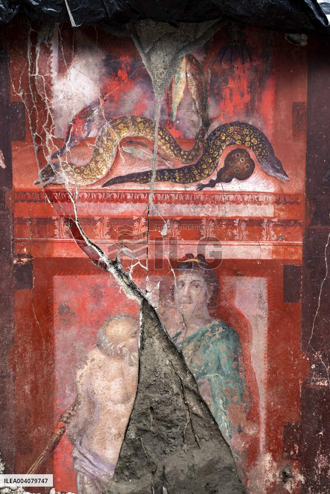 Spectacular Frescoed Villa Uncovered in Pompeii - Italy