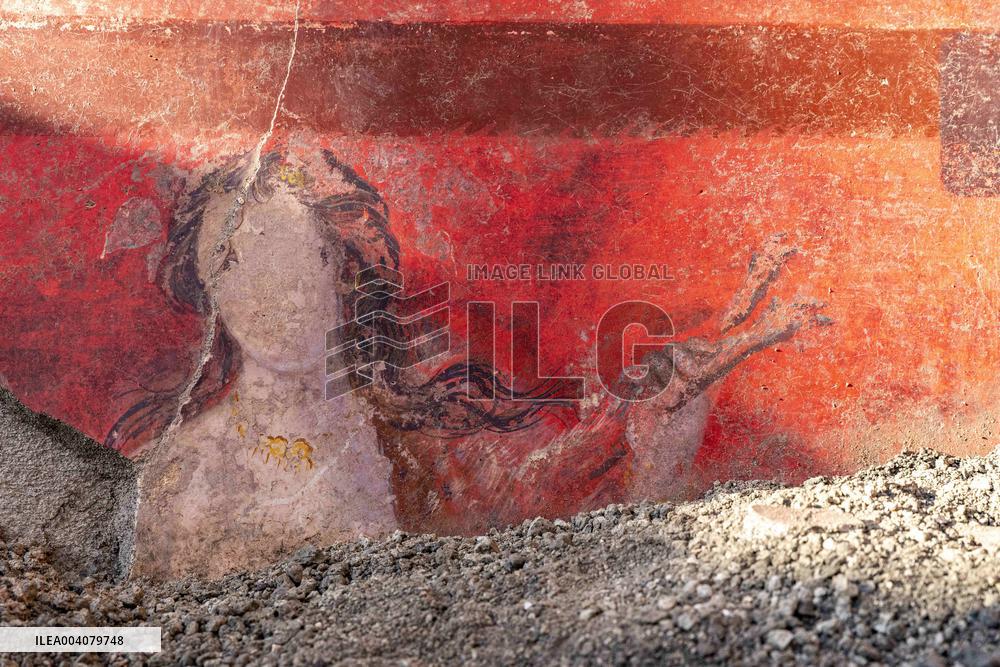Spectacular Frescoed Villa Uncovered in Pompeii - Italy