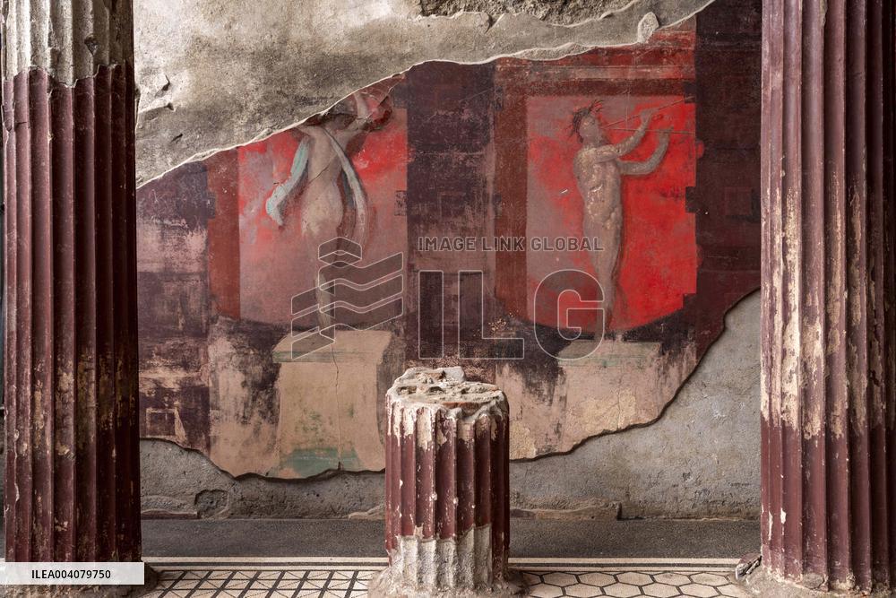 Spectacular Frescoed Villa Uncovered in Pompeii - Italy