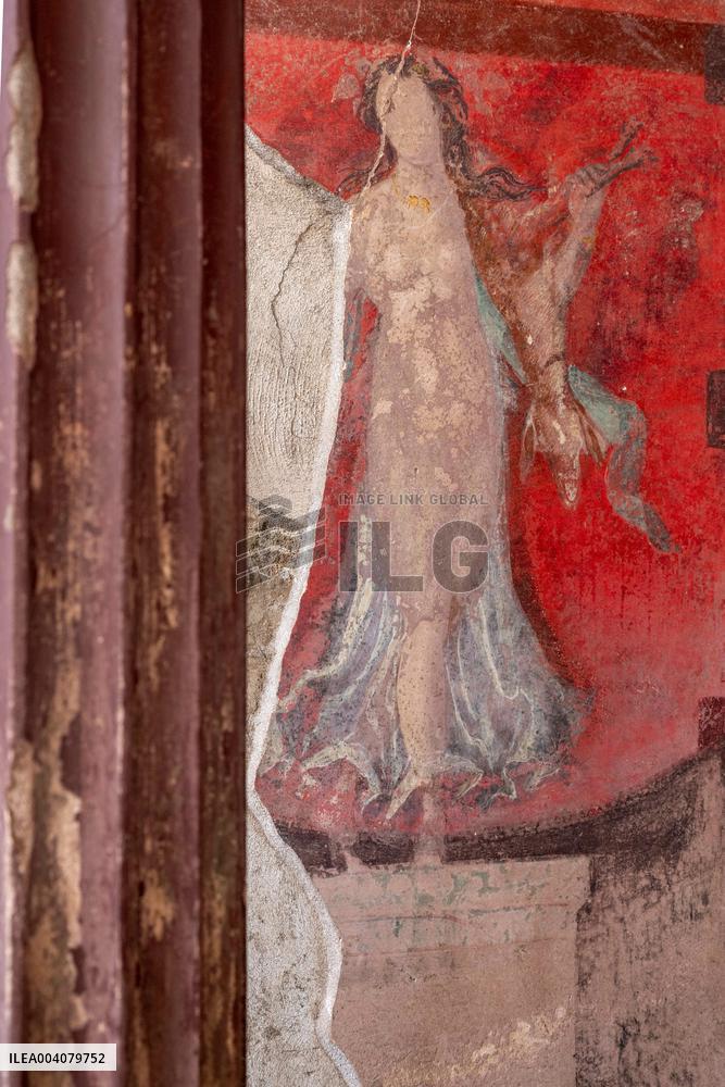 Spectacular Frescoed Villa Uncovered in Pompeii - Italy