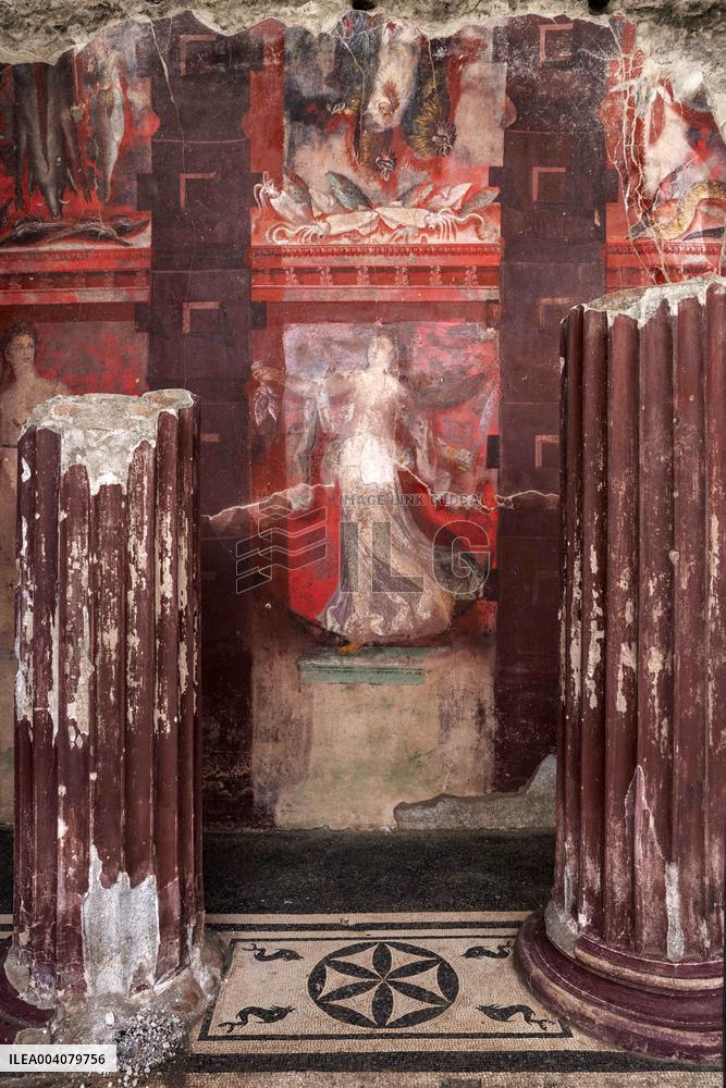 Spectacular Frescoed Villa Uncovered in Pompeii - Italy