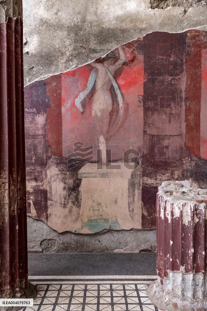 Spectacular Frescoed Villa Uncovered in Pompeii - Italy