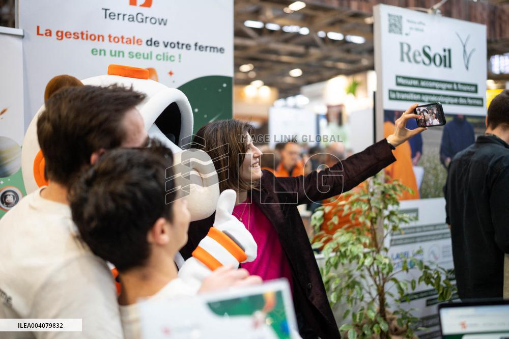 French Deputy Minister for Artificial Intelligence and Digital visits the Agricultural Show - Paris AJ