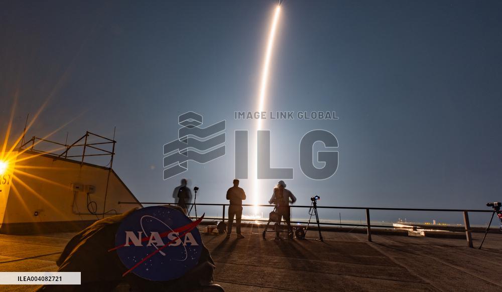 SpaceX Falcon 9 Launches Intuitive Machines Nova-C Lander to the Moon