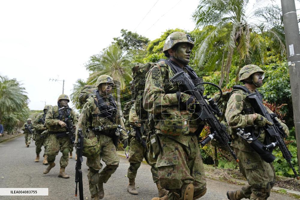 GSDF-U.S. Marines joint drill on remote island