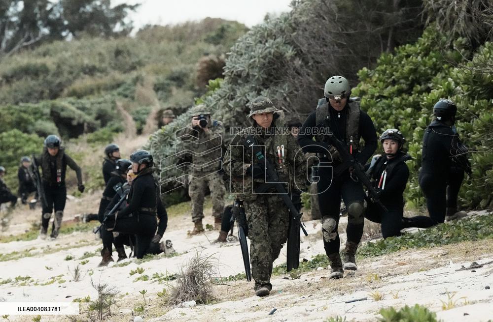 GSDF-U.S. Marines joint drill on remote island