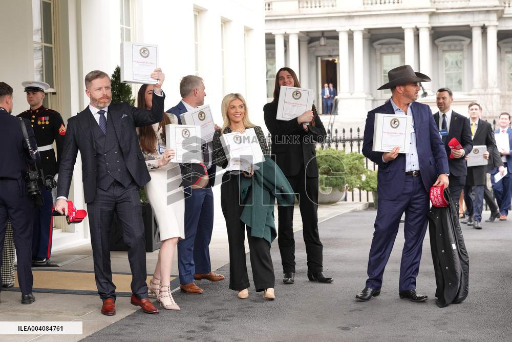 Trump Greets Starmer of the UK