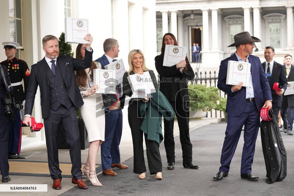 Trump Greets Starmer of the UK