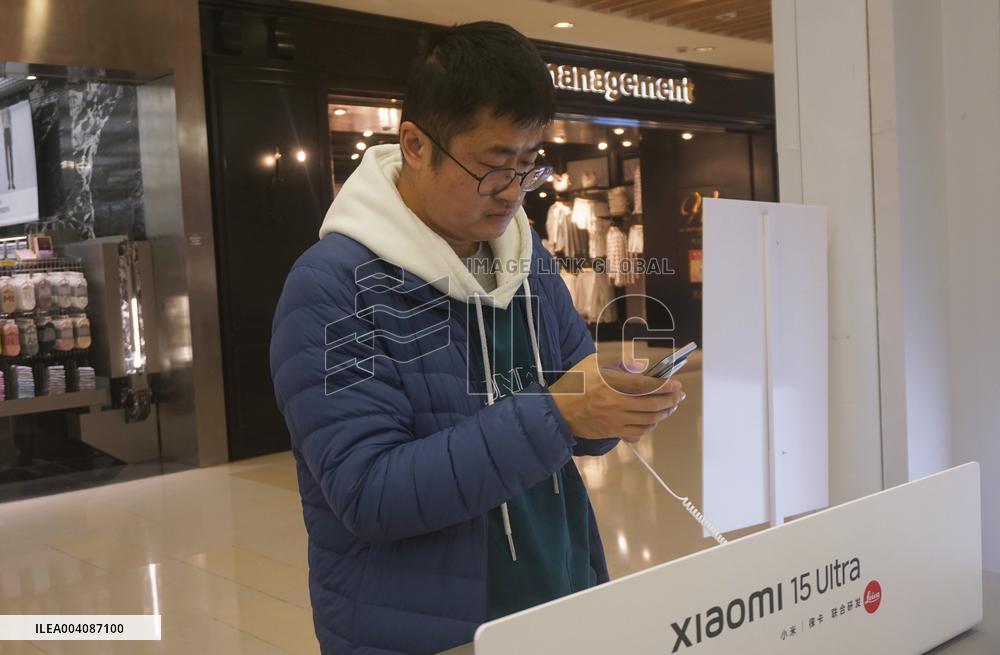 A customer experiences the newly released Xiaomi 15ultra photo at a Xiaomi store in Hangzhou, East China's Zhejiang province, Fe