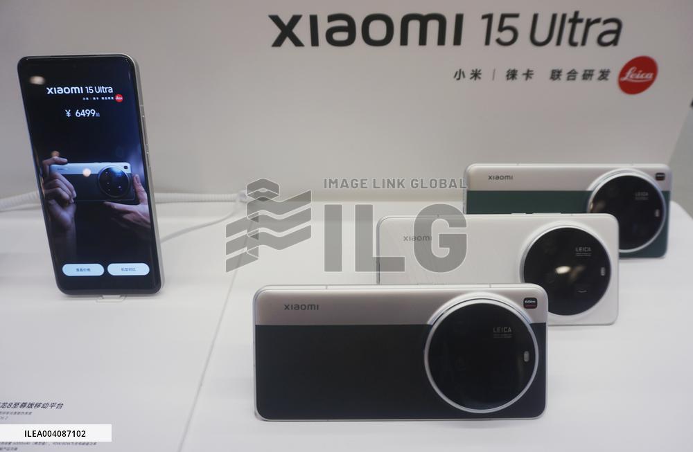 A customer experiences the newly released Xiaomi 15ultra photo at a Xiaomi store in Hangzhou, East China's Zhejiang province, Fe