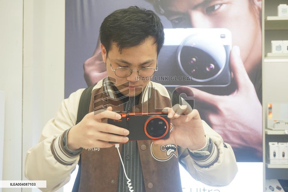 A customer experiences the newly released Xiaomi 15ultra photo at a Xiaomi store in Hangzhou, East China's Zhejiang province, Fe