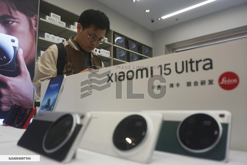 A customer experiences the newly released Xiaomi 15ultra photo at a Xiaomi store in Hangzhou, East China's Zhejiang province, Fe