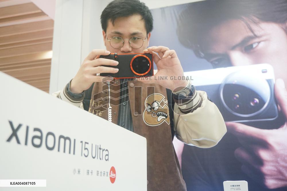 A customer experiences the newly released Xiaomi 15ultra photo at a Xiaomi store in Hangzhou, East China's Zhejiang province, Fe