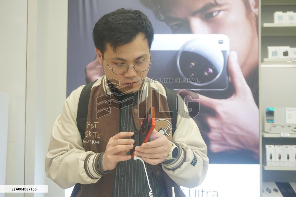 A customer experiences the newly released Xiaomi 15ultra photo at a Xiaomi store in Hangzhou, East China's Zhejiang province, Fe