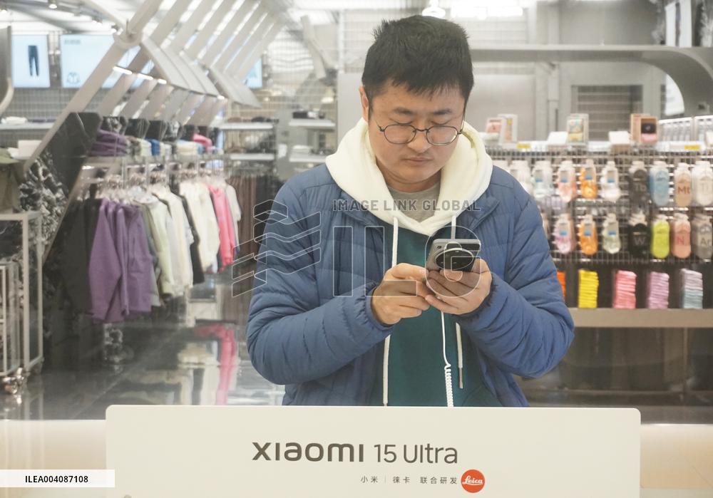 A customer experiences the newly released Xiaomi 15ultra photo at a Xiaomi store in Hangzhou, East China's Zhejiang province, Fe