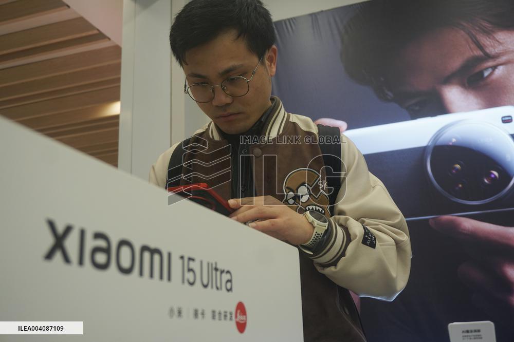 A customer experiences the newly released Xiaomi 15ultra photo at a Xiaomi store in Hangzhou, East China's Zhejiang province, Fe