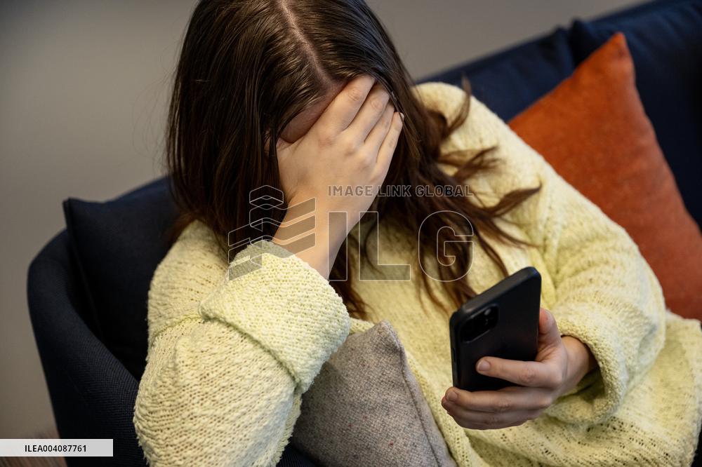 WOMAN WITH MOBILE PHONE