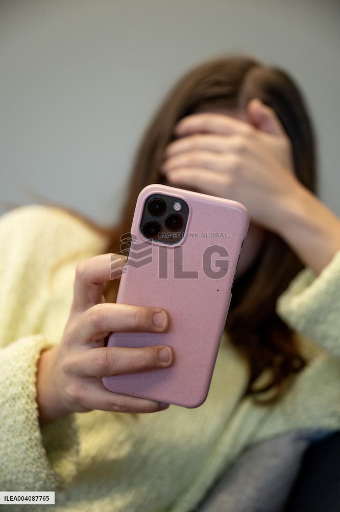 WOMAN WITH MOBILE PHONE