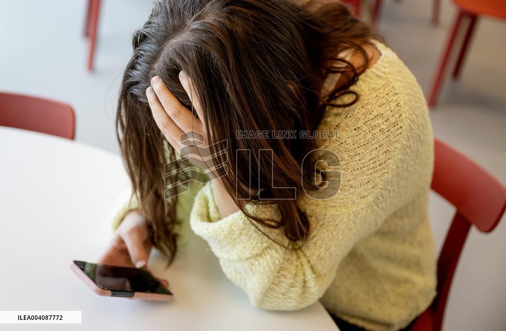 WOMAN WITH MOBILE PHONE