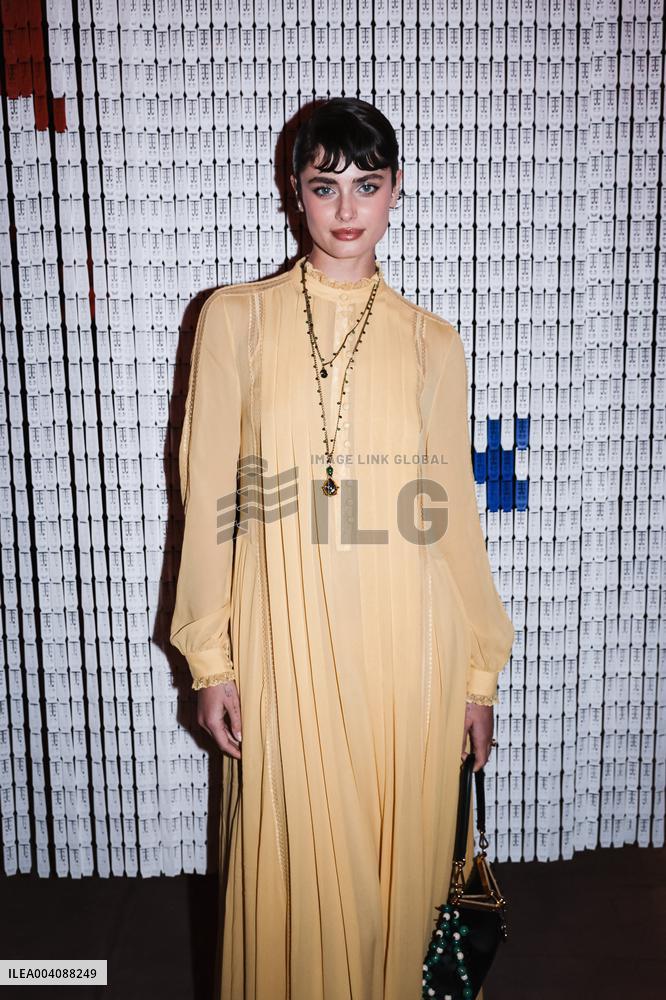 MFW - Supermodel Taylor Marie Hill at Etro Fashion Show