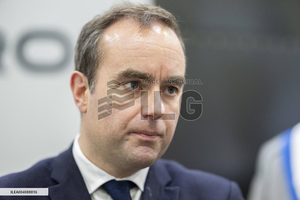 Sebastien Lecornu Visits Aerospace Company Turgis Et Gaillard - Blois
