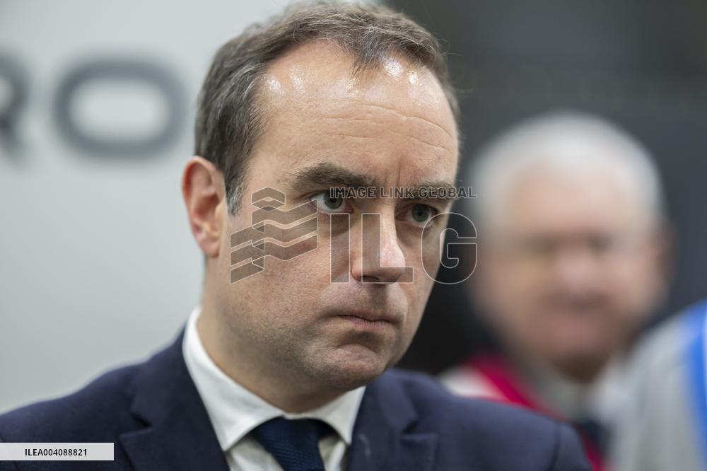 Sebastien Lecornu Visits Aerospace Company Turgis Et Gaillard - Blois