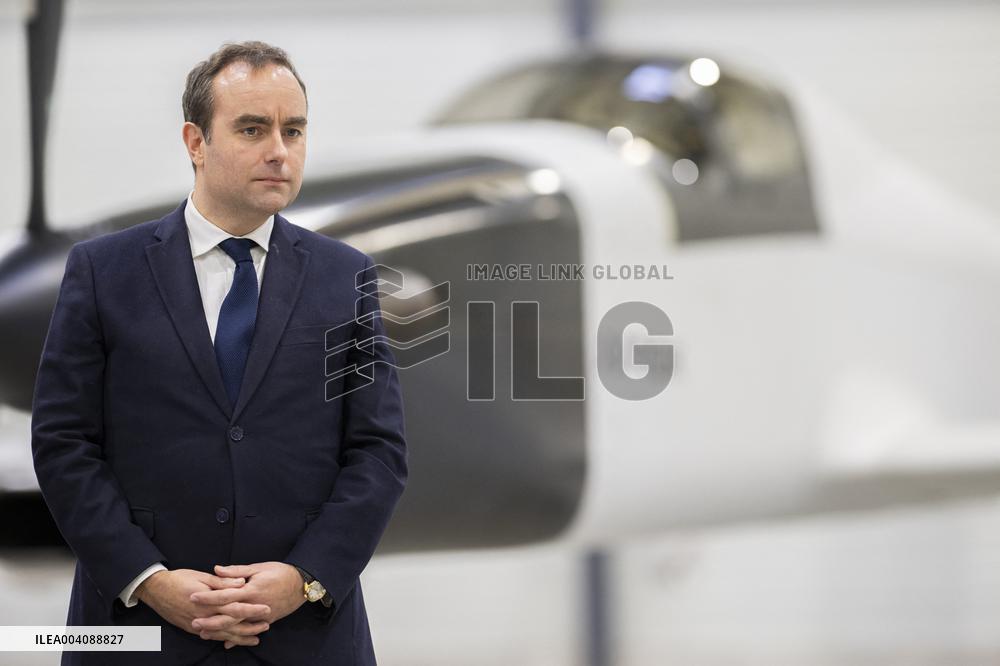 Sebastien Lecornu Visits Aerospace Company Turgis Et Gaillard - Blois