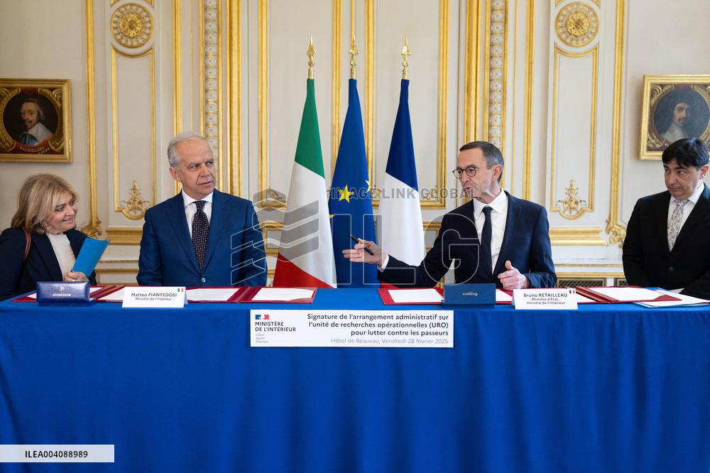 Bruno Retailleau and Matteo Piantedosi sign an arrangement on the operational research unit URO - Paris RL