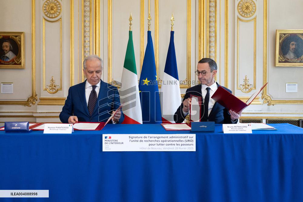Bruno Retailleau and Matteo Piantedosi sign an arrangement on the operational research unit URO - Paris RL