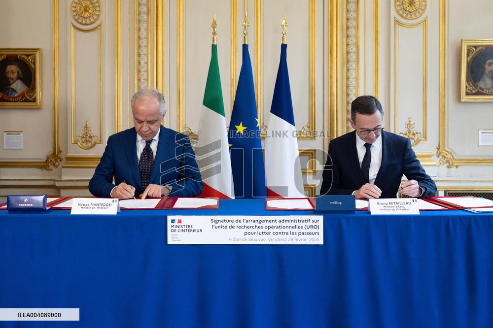 Bruno Retailleau and Matteo Piantedosi sign an arrangement on the operational research unit URO - Paris RL