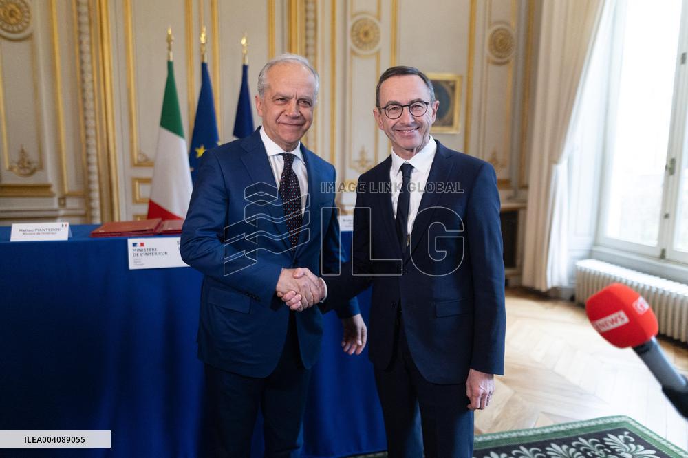 Bruno Retailleau and Matteo Piantedosi sign an arrangement on the operational research unit URO - Paris RL