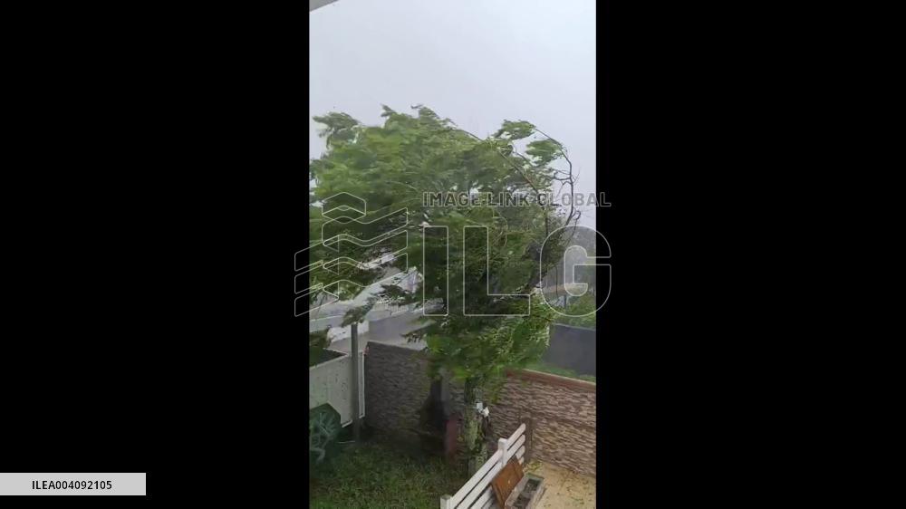 Réunion: Cyclone Garance Slams Island With Fierce Winds 4
