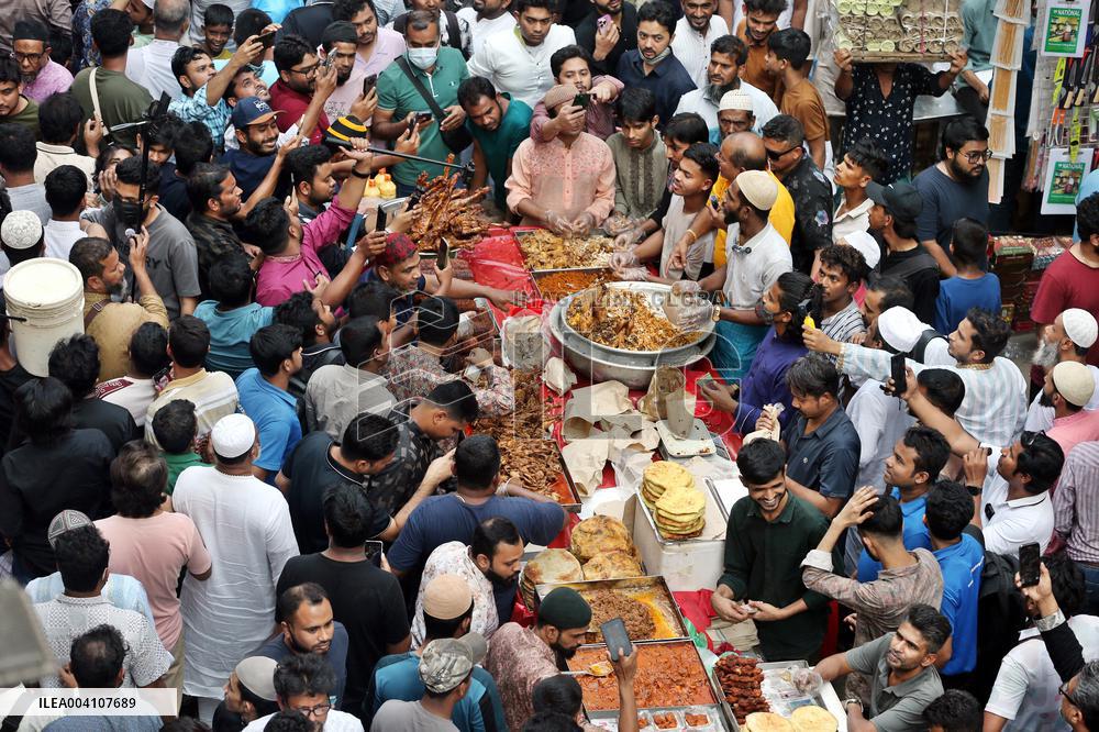 Food Market In Dhaka On The First Day Of Ramadan
