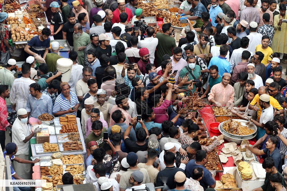 Food Market In Dhaka On The First Day Of Ramadan