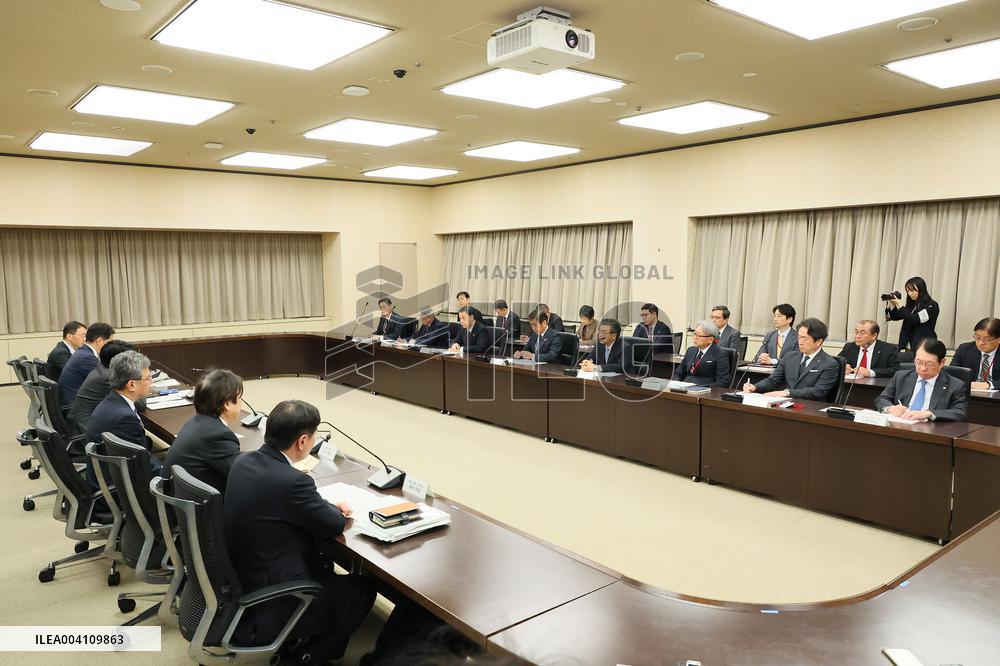 Minister of Economy, Trade and Industry Muto meets with the automobile industry