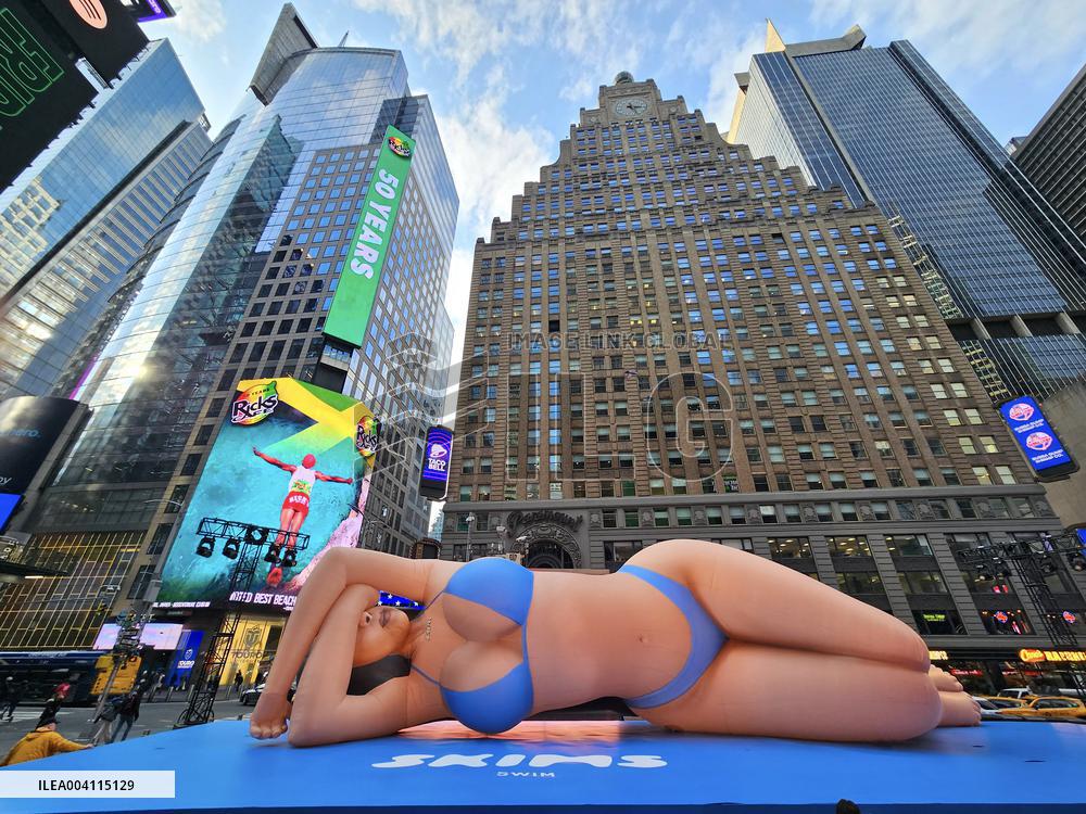 Kim Kardashian Balloon in Times Square - NYC