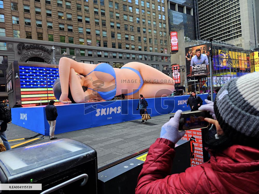 Kim Kardashian Balloon in Times Square - NYC
