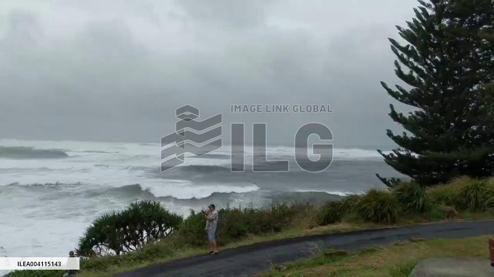 Australia: Large Swells Batter East Coast as Cyclone Alfred Approaches