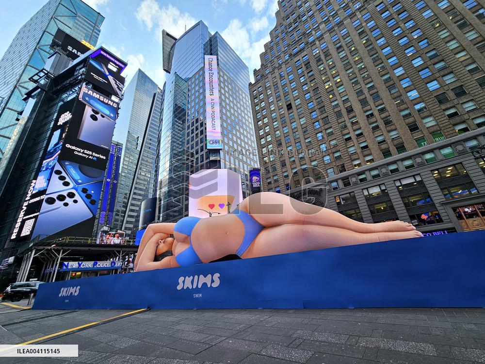Kim Kardashian Balloon in Times Square - NYC